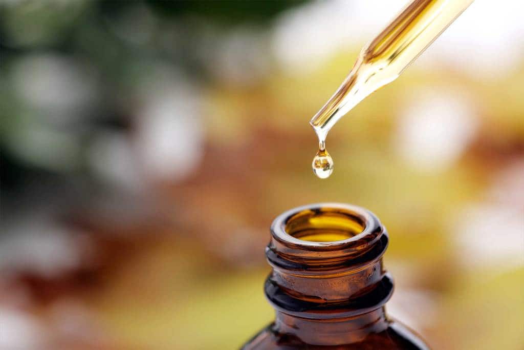 قارچ انگشتان پا را به 7 روش جالب در خانه درمان کنید روغن تی تری یا درخت چای